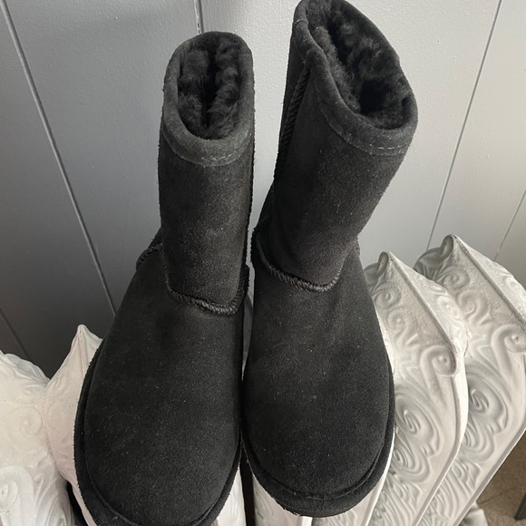 BearPaw Classic Black Boots youth size 4 - Picture 3 of 9